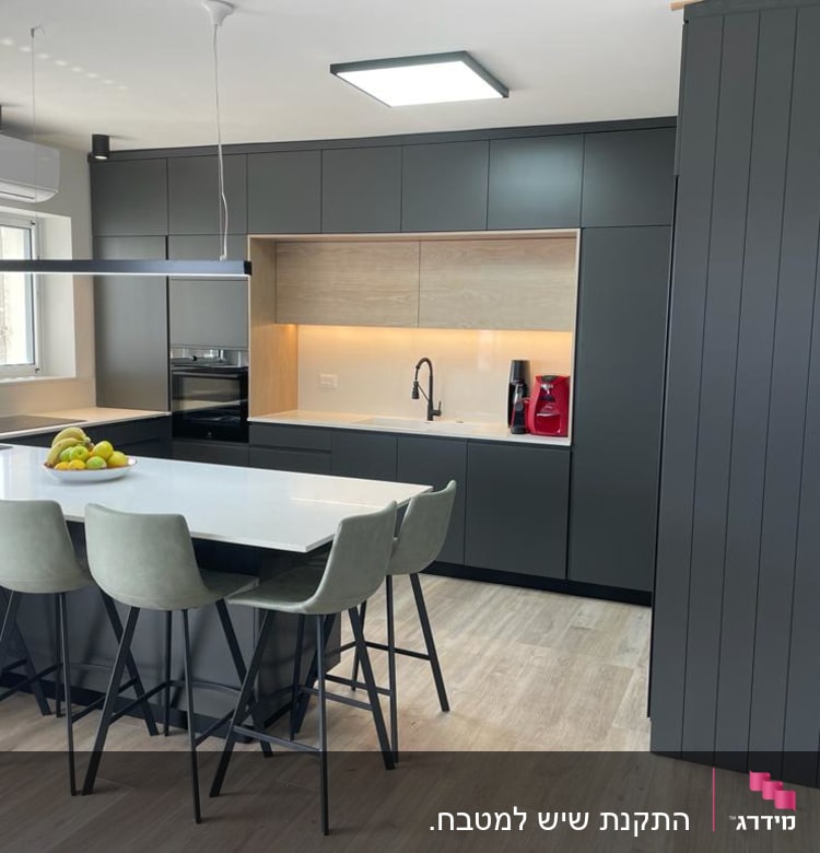 משטח שיש לבן במטבח מודרני עם כסאות בר